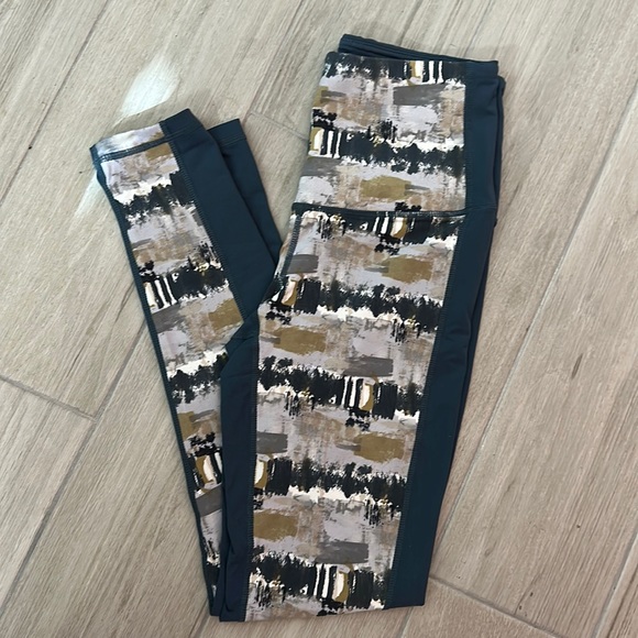 MONO B Leggings Women's size Small Abstract Print on the Front & Solid Blue back - Picture 6 of 11